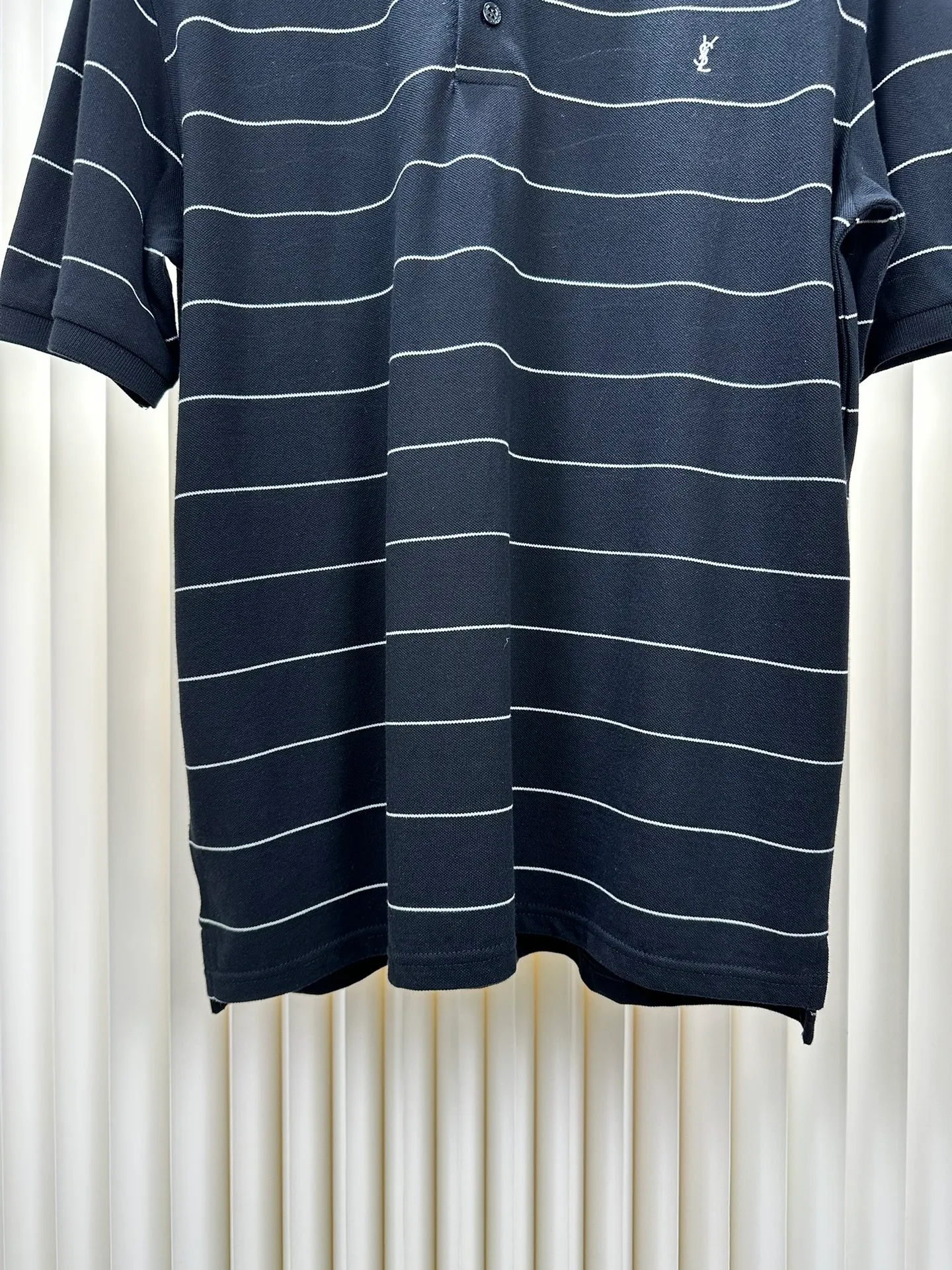 P320 Saint Laurent logo embroidered striped POLO shirt (authentic version - physical counter - top luxury quality) 🆚Instant sale of all versions on the market Customized elegant striped piqué cotton, breathable and dry. Striped elements jump across the clothes, showing a unique visual beauty. The YSL logo embroidered on the chest is vividly displayed on the garment, highlighting its unique identity and charm.  Adopt imported machine embroidery technology, use advanced computer control system and precision mechanical components to realize YSL logo embroidery operation. Size: s m l xl